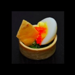 菌菇菠菜挞配鹌鹑蛋红鱼子酱